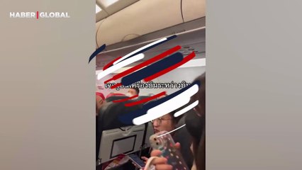 Uçağın içerisinde yılanla yolculuk yaptıklarını fark eden yolcular şoke oldu!
