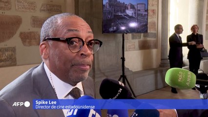 Spike Lee le regala una camiseta de los Knicks al papa León XIV