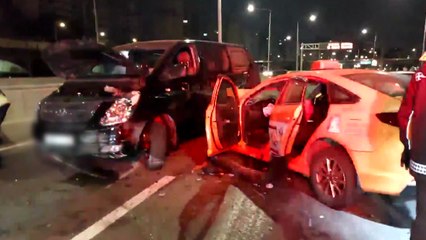 강변북로에서 택시가 승합차 들이받아...승객 중상 / YTN