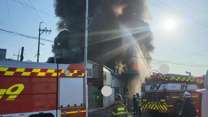 김포 플라스틱 공장에서 불...1시간 반 만에 초진 / YTN
