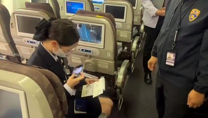 เปิดคลิป! "ตม." ดูแล "นักศึกษาสาว" โคม่ากลับถึงประเทศไทยแล้ว