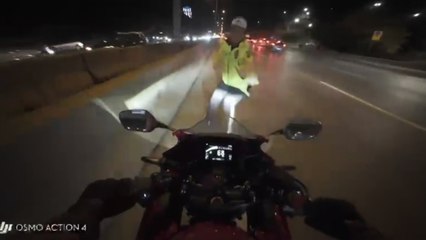 Kazaya müdahale eden trafik polisine motosiklet çarptı; o anlar kamerada
