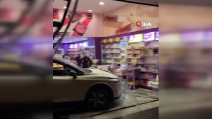 Diyarbakır’da otomobil kozmetik mağazasına daldı