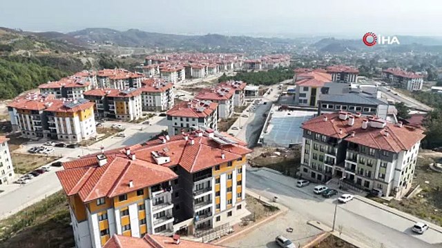 Kira fiyatlarının 2 katına çıktığı kentte binlerce deprem konutunun teslimiyle birlikte kira fiyatları dibi görmeye devam ediyor