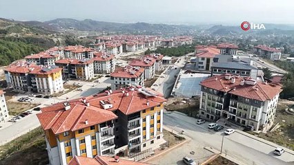 Kira fiyatlarının 2 katına çıktığı kentte binlerce deprem konutunun teslimiyle birlikte kira fiyatları dibi görmeye devam ediyor