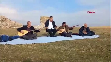 Daha önce yüzüyorlardı, şimdi ise aynı noktada oturup saz çalıp türkü söylüyorlar!