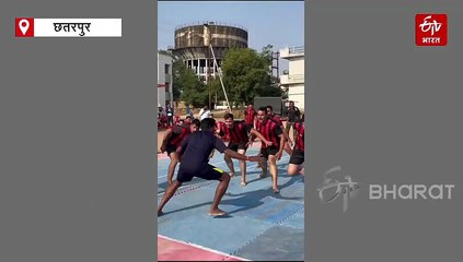 छतरपुर में थाना छोड़ कबड्डी के मैदान में उतरे थानेदार, तनाव कम करने खींची एक दूसरे की टांग