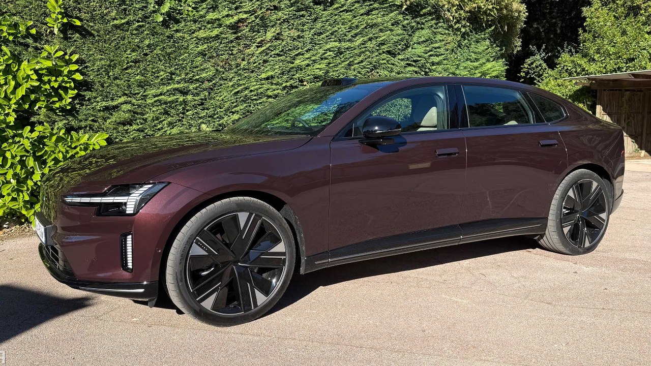 2025 Volvo ES90 Mulberry Red – Premium-Elektro-Limousine mit 800-Volt-Technik