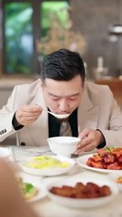 (3) Completed. In her past life, her luck was stolen by her adopted daughter, forcing her to a mental hospital where she died tragically. Reborn, she awakens the ability to hear her own thoughts. She sees through the favoritism in her family, first severi