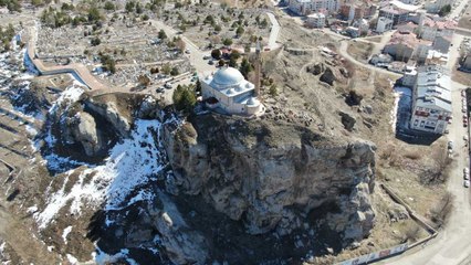Uçurumun kenarındaki türbenin ziyaretçisi eksik olmuyor: Peygamber Efendimizin emanetlerini getirmiş