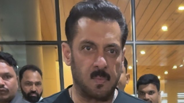 Mumbai Airport पर Salman Khan ने मारी एंट्री, स्वैग देख फैंस हैरान