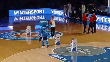 Sortie au match de la Chorale de Roanne le 14/11/2025 : concours de shoot réussi pour Annaëlle