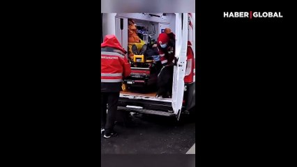 Ambulanstakileri böyle ikna etti... Kaza geçiren sahibini bırakmayan köpek gündem oldu