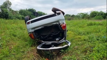 Palio capota em acidente de trânsito na BR-163, em Cascavel