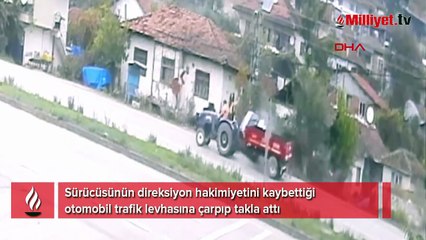 Otomobilin trafik levhasına çarpıp takla attığı kaza kamerada
