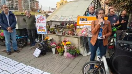 Giornata per le vittime della strada, associazioni e familiari in presidio sulla Colombo: «Troppe croci, a Roma si continua a morire»