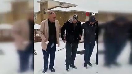 Kar yağışını halayla kutladılar
