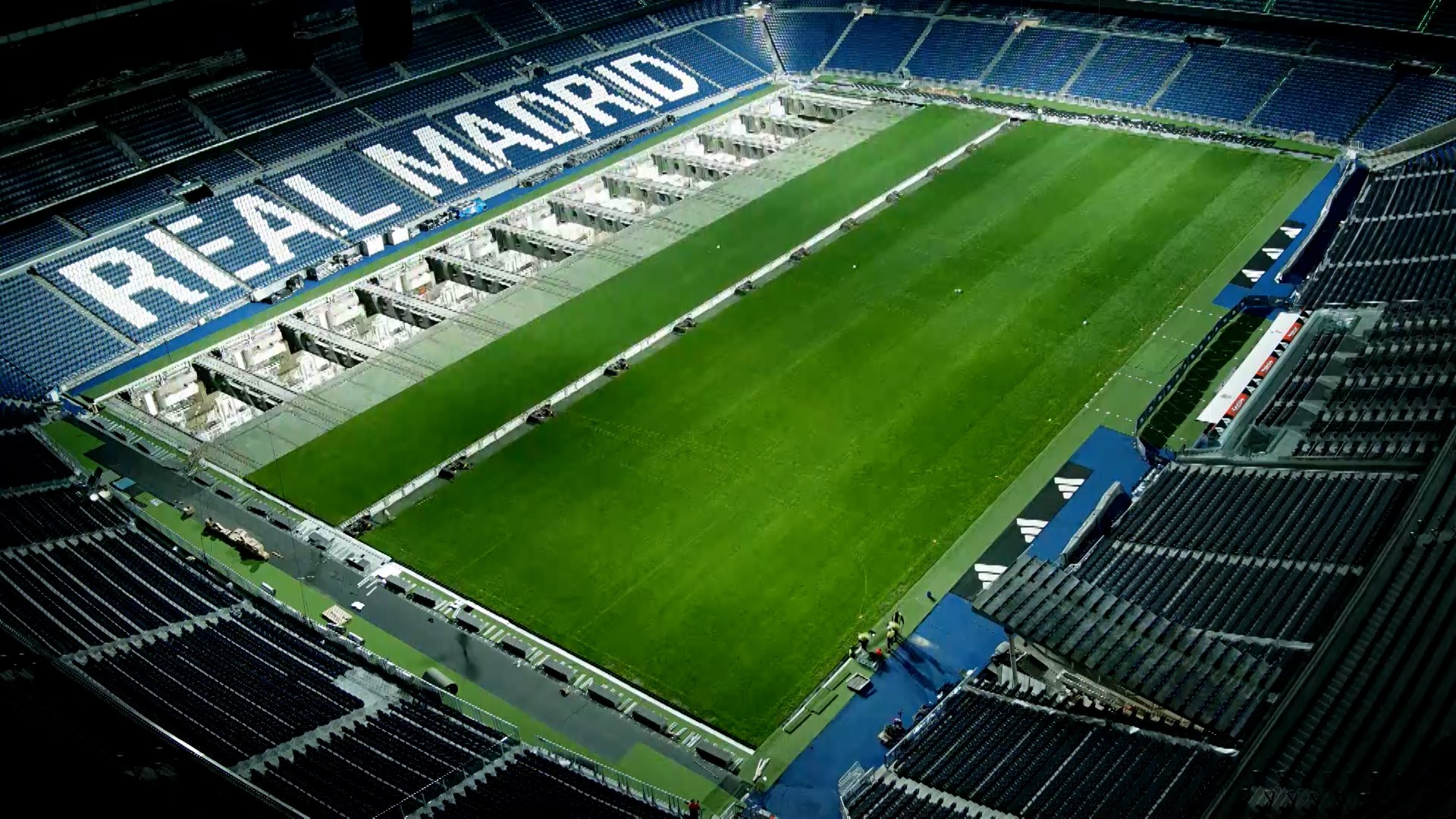 El estadio Santiago Bernab�u se transforma para ser sede del partido entre los Miami Dolphins y los Washinton Commanders. Cambia su aspecto para convertirse en el escenario de un encuentro de f�bol americano. En una secuencia de un minuto y con las tecnolog�as del estadio del Real Madrid, podemos ver el gran cambio de su habitual aspecto al aspecto de un campo de la NFL.