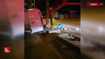 Bursa’da otomobilin minibüse çarptığı kaza