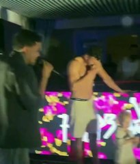 Júlio Cocielo e Tata Estaniecki trocam beijo