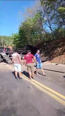 BR-251 é totalmente fechada após carreta carregada de madeira tombar em MG