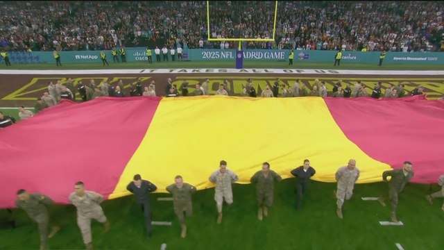 El himno de España en homenaje a la UME antes del Dolphins vs. Commanders