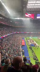 NFL Madrid 2025: Emocionante momento del himno de Estados Unidos con un Bernabéu abarrotado