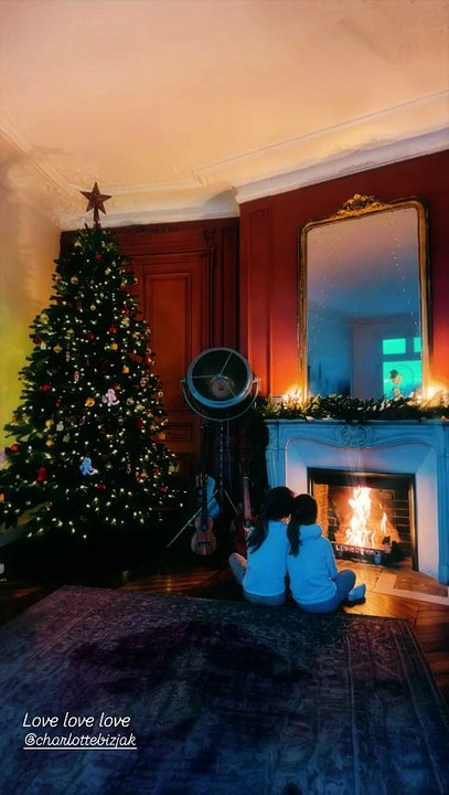 Jeff Panacloc partage une photo de ses filles Alice et Rose près du sapin de Noël. Instagram le 16 novembre 2025.
