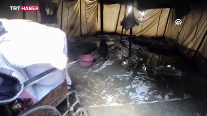 Gazze’de üç gündür etkili olan yağışlar, onlarca çadırı su altında bıraktı