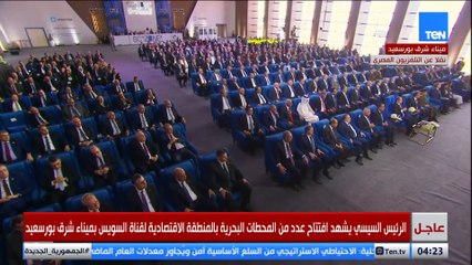 رئيس الهيئة العامة للمنطقة الاقتصادية لقناة السويس يهدي الرئيس السيسي هدية تذكارية