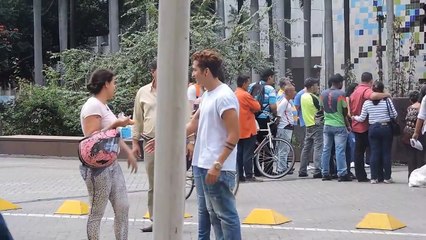 Robando besos   Besando a Desconocidas   Bromas Pesadas en la Calle