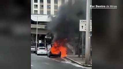 Carro pega fogo na Avenida Cristiano Machado, em BH