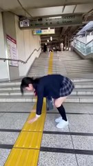 駅で逆立ちの練習Handstand at the station#制服