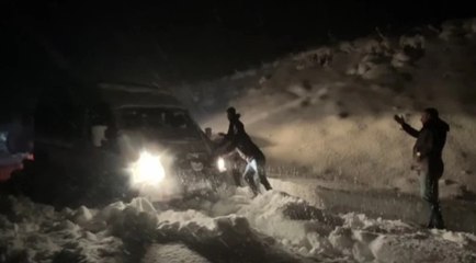 Kar etkisini artırdı, 7 araç ve 30 kişi mahsur kaldı