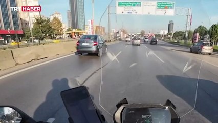 Kadıköy'de servis minibüsü bariyerlere çıktı: O anlar kamerada