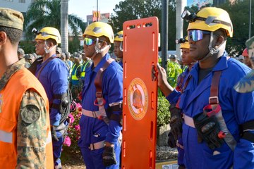 Momento en que son rescatados dos trabajadores atrapados en derrumbe en Santiago