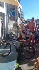 Homem é preso após fugir da PM e atropelar mulher