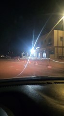 بالصور والفيديو.. تمديدات مياه تُربك السير خلف مستشفى شقراء وتُجبر المركبات على عكس الطريق