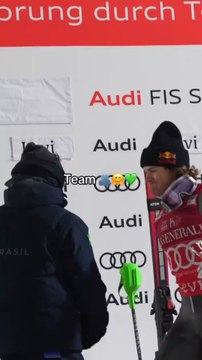 🎿 🔥 Retour spectaculaire au cercle arctique : le slalom de Levi vient de livrer un show de folie ! Le Norvégien-revanchard Lucas Pinheiro Braathen a dominé les deux manches pour offrir à son nouveau pays, le Brésil 🇧🇷