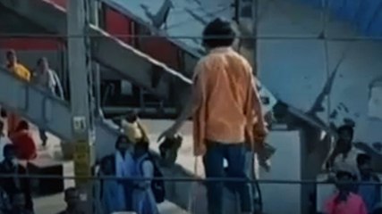 ट्रेन पर चढ़कर युवक की धमकी और ड्रामा