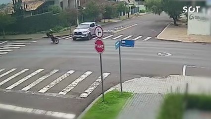 Motociclista de 21 anos fica ferido após tentar evitar colisão no Centro de Cascavel