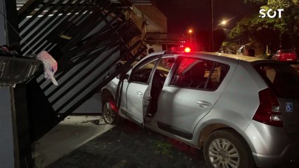 Cadeirante perde o controle de veículo e destrói portão de residência em Cascavel