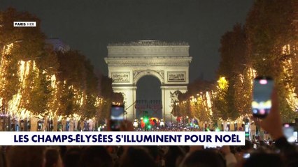 Les Champs-Elysées s'illuminent pour Noël