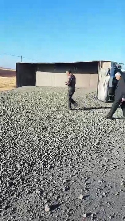 Hilvan–Siverek Karayolunda Tır Devrildi: Yol Uzun Süre Trafiğe Kapandı