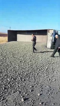 Hilvan–Siverek Karayolunda Tır Devrildi: Yol Uzun Süre Trafiğe Kapandı