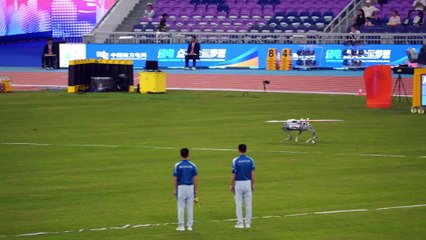 Perros robots asisten en el transporte de jabalinas en los XV Juegos Nacionales de China