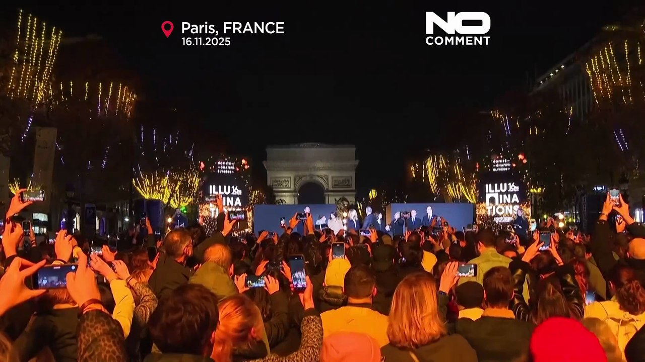 Léa Seydoux, Paris’te yılbaşı sezonu başlarken Şanzelize’nin Noel ışıklarını yaktı