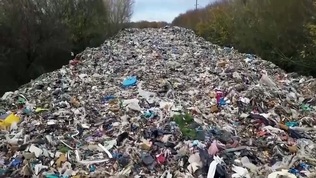 Centinaia di tonnellate di rifiuti sversate nel sud dell'Inghilterra: allarme disastro ecologico
