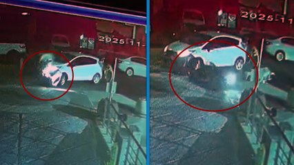 Hızla giden motosikletin otomobile çarptığı kaza kamerada