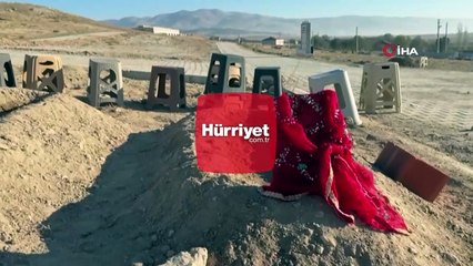 Zehirlenerek ölen anne ve 2 çocuğunun yan yana defnedildiği mezarlar görenlerin için sızlattı